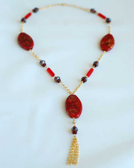 Colar vermelho e dourado